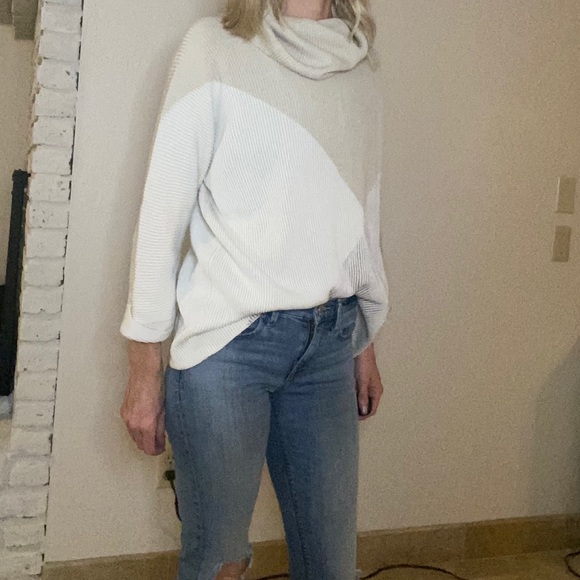 Color Block Sweater - Picture 4 of 12